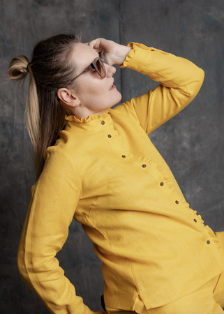 Koszula lniana ze stójką i falbanką