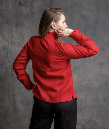 Koszula lniana ze stójką i falbanką