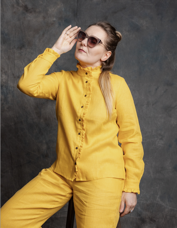 Koszula lniana ze stójką i falbanką