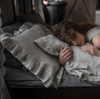 Lniana poszewka na poduszkę, z falbanką