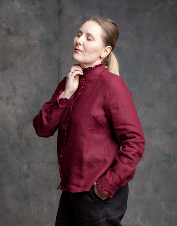 Koszula lniana ze stójką i falbanką